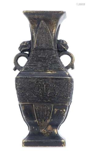 Vase en bronze quadrangulaire archaïsant en forme