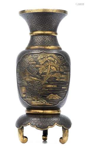 Vase en fer du Japon à placage d'or et