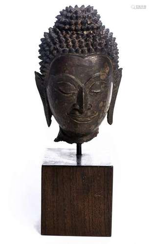 Tête de bouddha en bronze à patine brune de