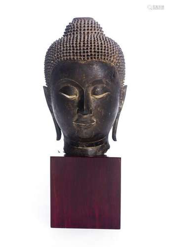 Tête de bouddha en bronze à patine noire,