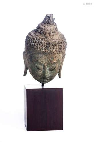 Tête de bouddha en bronze à patine verte de