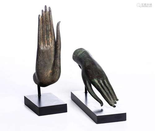 Deux mains de bouddha en bronze à patine verte