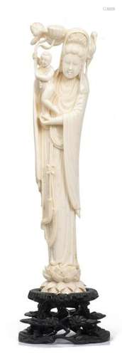 Statuette en ivoire représentant une Guanyin avec