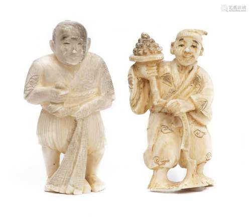 Deux netsuke en ivoire du Japon représentant un