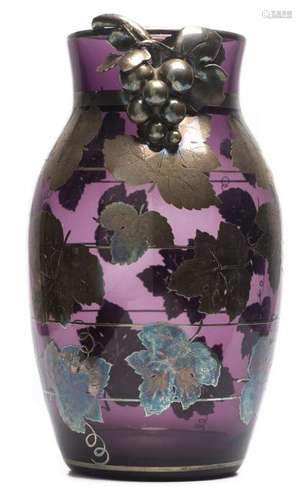 Vase en verre violet à cerclage en métal