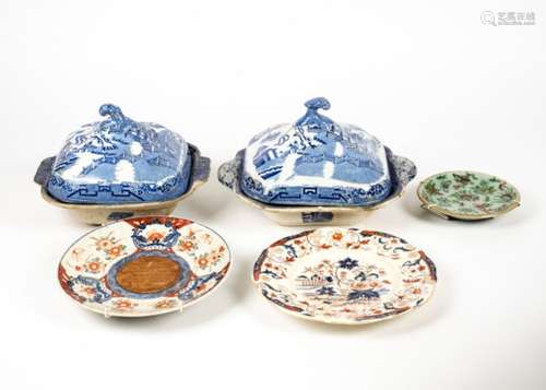 A selection of British 19th & 20th Century pottery, five Pekin plates, eight Chinoiserie plates, two