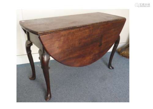 A Georgian mahogany oval drop leaf table, with cabriole legs on slipper feet, 122 cm x 50 cm 75