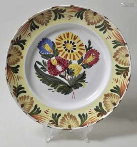 Runde Platte, Kellinghusen, 1. H. 19. Jh.Fayence, florale Bemalung auf weißer Glasur, auf der