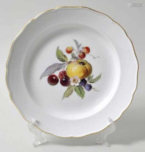 Teller, Meissen, 2. H. 19. Jh.Neuer Ausschnitt, Fruchtmalerei mit Goldrand. Schwertermarke. D. 24,