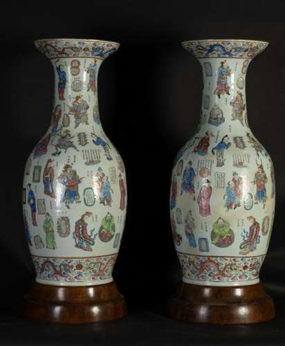 Arte Cinese  A pair of porcelain baluster vases painted