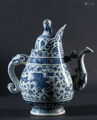 Arte Cinese  A large blue and white porcelain teapot