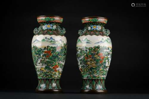 Arte Cinese  A pair of Kutani pottery vases bearing a