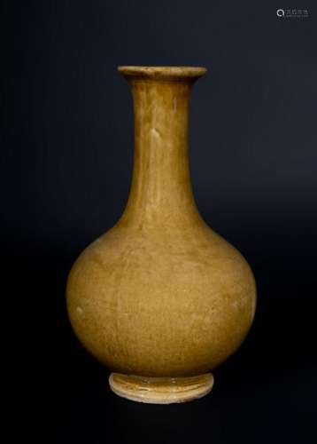 Arte Cinese  A yellow glazed porcelain vase China, 20th