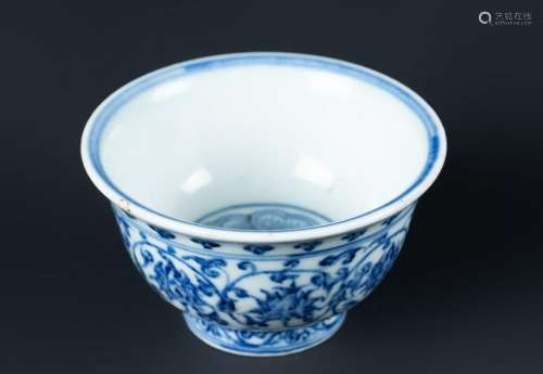 Arte Cinese  A blue and white porcelain cup painted