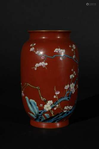 Arte Cinese  A porcelain red ground vase painted with