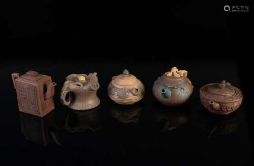 Arte Cinese  A collection of five Yixing teapots China,