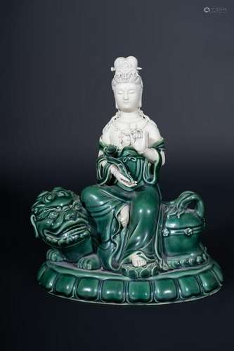 Arte Cinese  A fine green glazed porcelain figure of