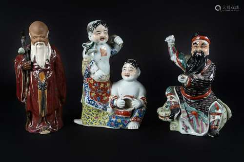 Arte Cinese  A collection of three porcelain figures