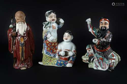 Arte Cinese  A collection of three porcelain figures
