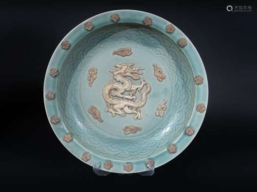 Arte Cinese  A large celadon glazed tray with biscuit