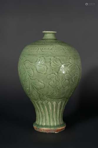 Arte Cinese  A celadon glazed stonepaste globular vase