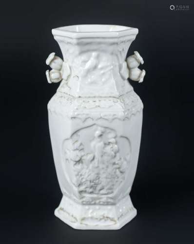 Arte Cinese  A Blanc de Chine porcelain vase China,