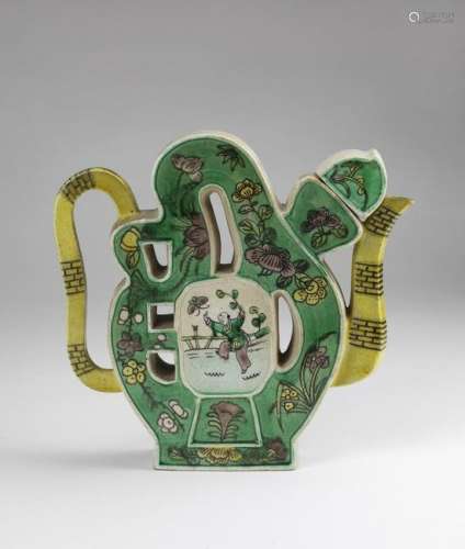 Arte Cinese  A shou shaped porcelain teapot China,