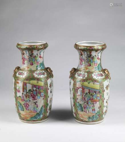 Arte Cinese  A pair of Canton vases painted with