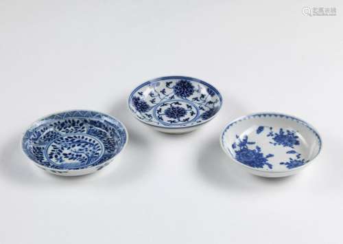 Arte Cinese  A group of three blue and white porcelain