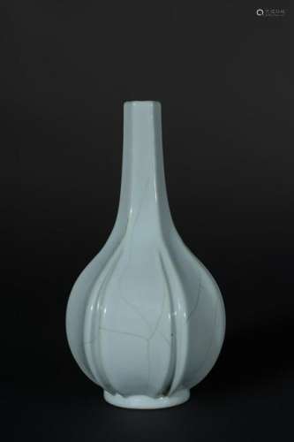 Arte Cinese  A garlic head shaped porcelain bottle