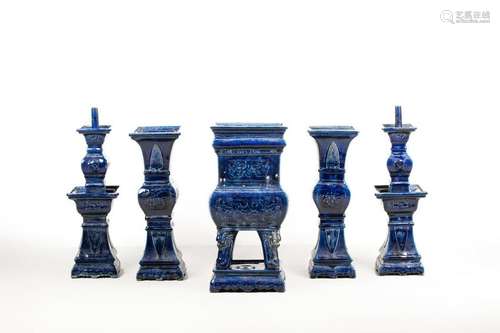 Arte Cinese  A blue glazed altar guarniture set