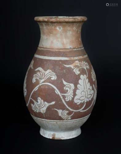 Arte Cinese  A large Cizhou vase carved with floral