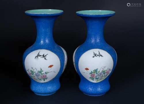 Arte Cinese  A pair of porcelain vases painted with