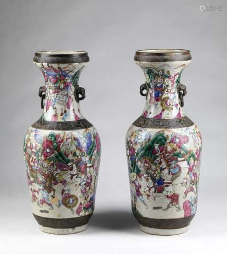 Arte Cinese  A pair of Canton vases bearing a four