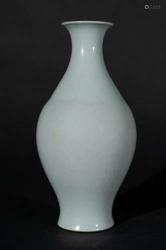 Arte Cinese  A white glazed porcelain vase bearing a