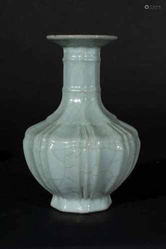 Arte Cinese  An octagonal faceted shaped guan glazed