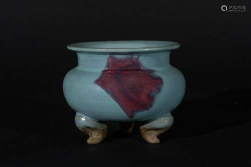 Arte Cinese  A lavander galzed pottery tripod censer