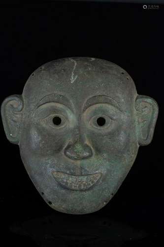 Arte Cinese  A Chinese bronze archaic style mask of a