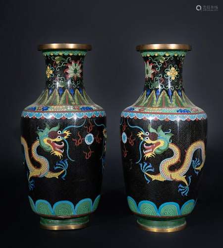 Arte Cinese  A pair of cloisonnÃ¨ vases decorated with