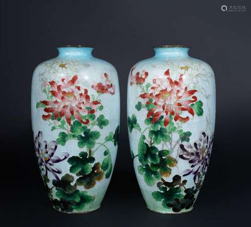 ARTE GIAPPONESE  A pair of Guilloche enameled vases