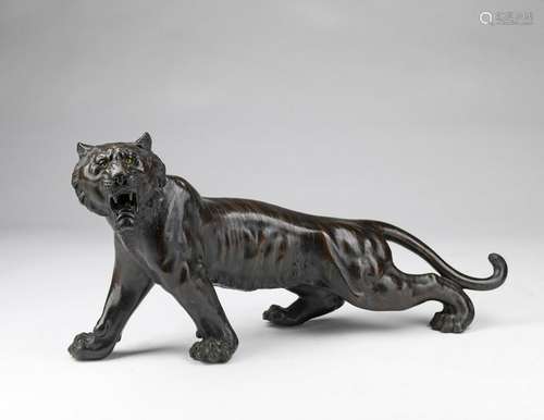 ARTE GIAPPONESE  A bronze sculpture of a tiger bearing