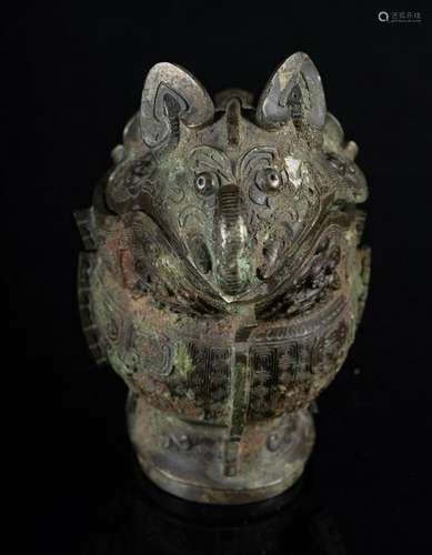 Arte Cinese  A bronze zoomorphic lidded vase in the