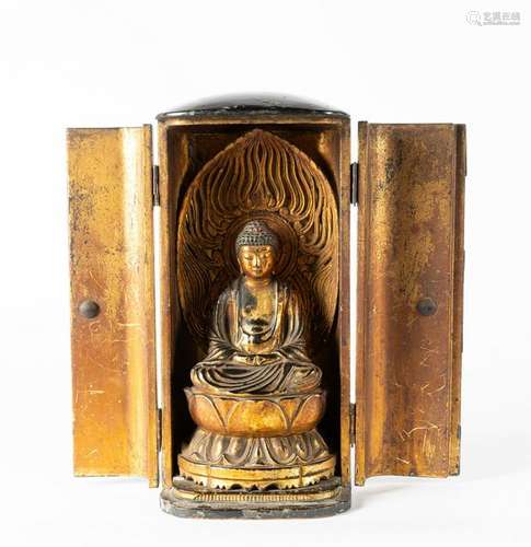 ARTE GIAPPONESE  A wooden lacquer altar with figure of