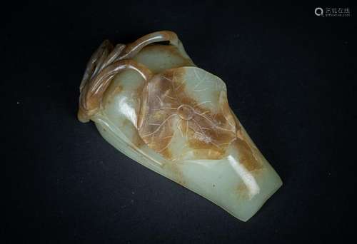 Arte Cinese  A jade cup carved with leaves in relief