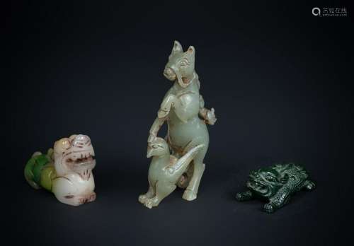 Arte Cinese  A group of three jade carvings depicting
