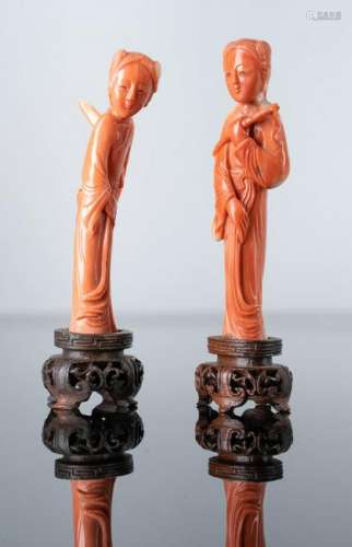 Arte Cinese  A pair of small coral carving depicting