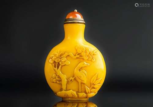 Arte Cinese  A yellow Pekin glass snuff bottle carved