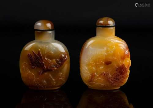 Arte Cinese  Two agate snuff bottles carved with fishes