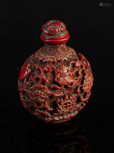 Arte Cinese  A red lacquered snuff bottle and stopper