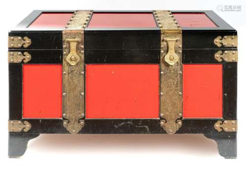Arte Himalayana  A wooden black and red lacquered